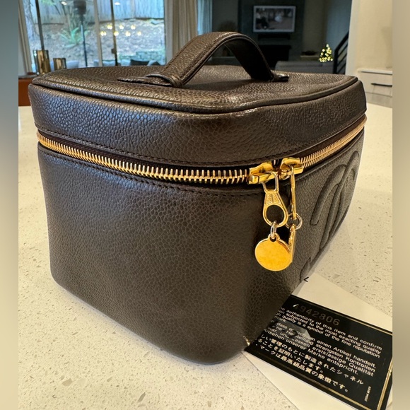 CHANEL Vintage Timeless Cosmetic Case Caviar Brown w 24k hardware - Picture 6 of 10